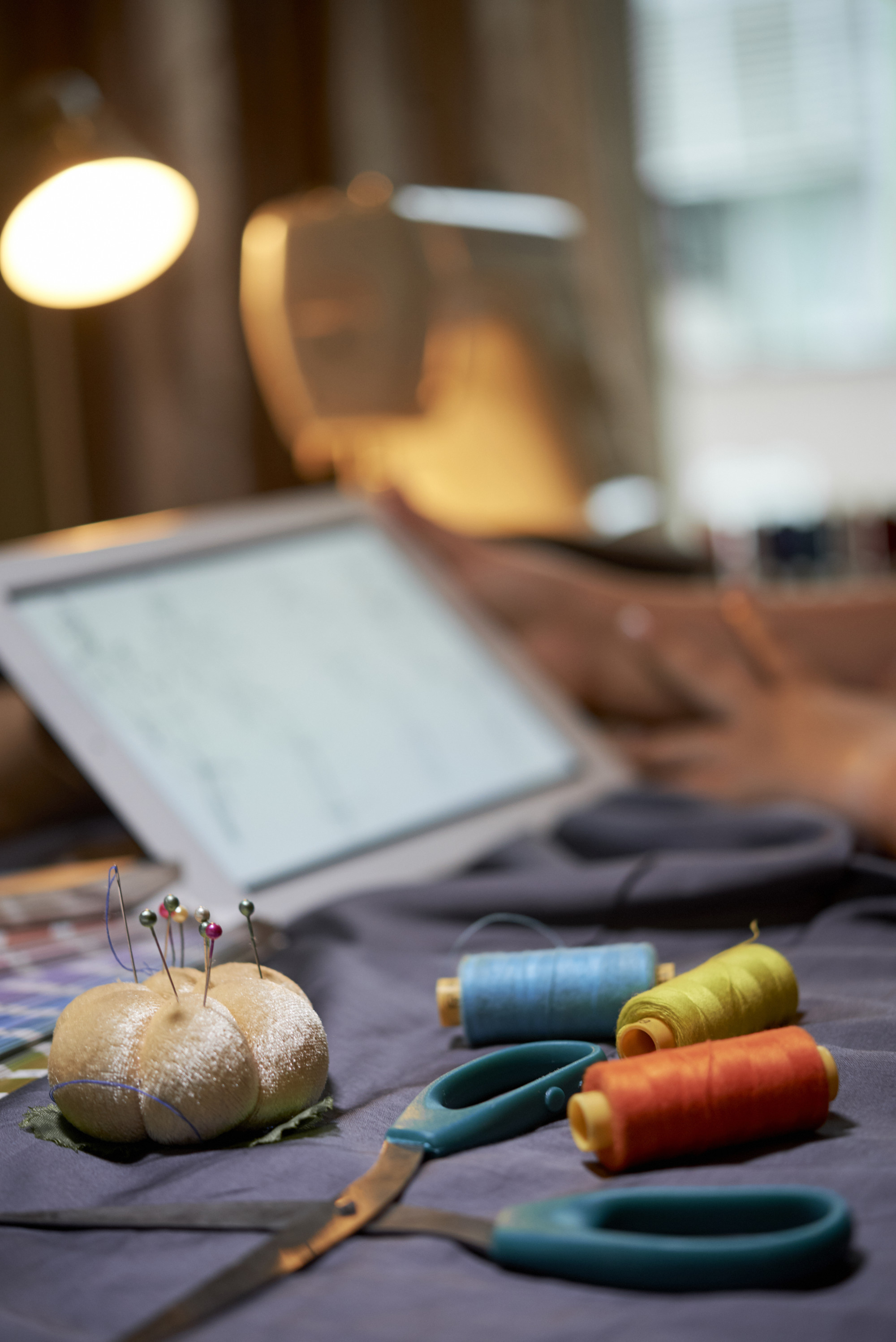 Laboratorio di ricamo con strumenti e lane