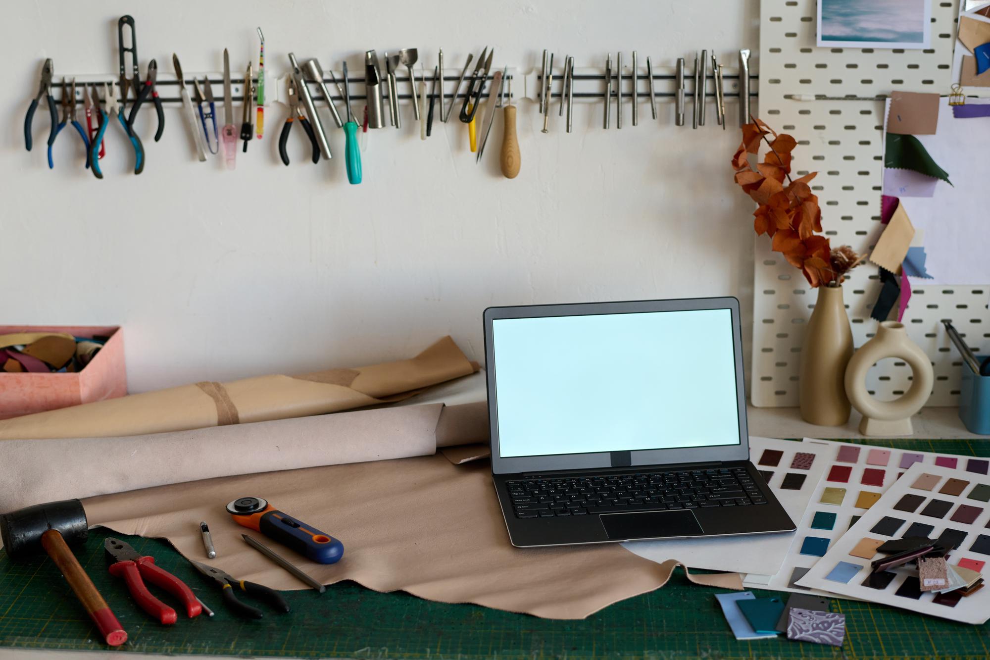 Interno atelier con tavolo da lavoro e progetti